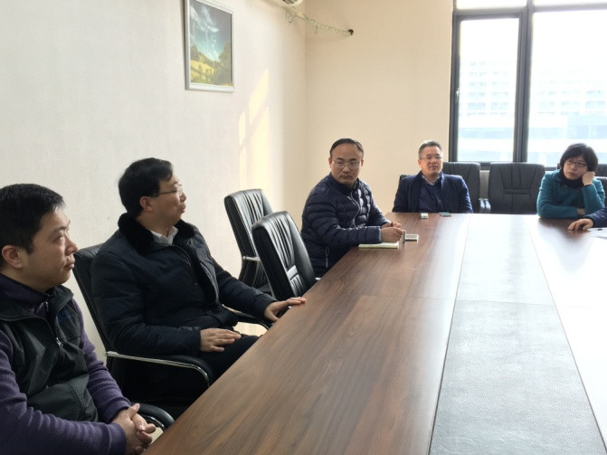 图3新葡萄8883官网AMG姜斌院长和电气工程党支部党员们进行讨论和交流_副本.jpg