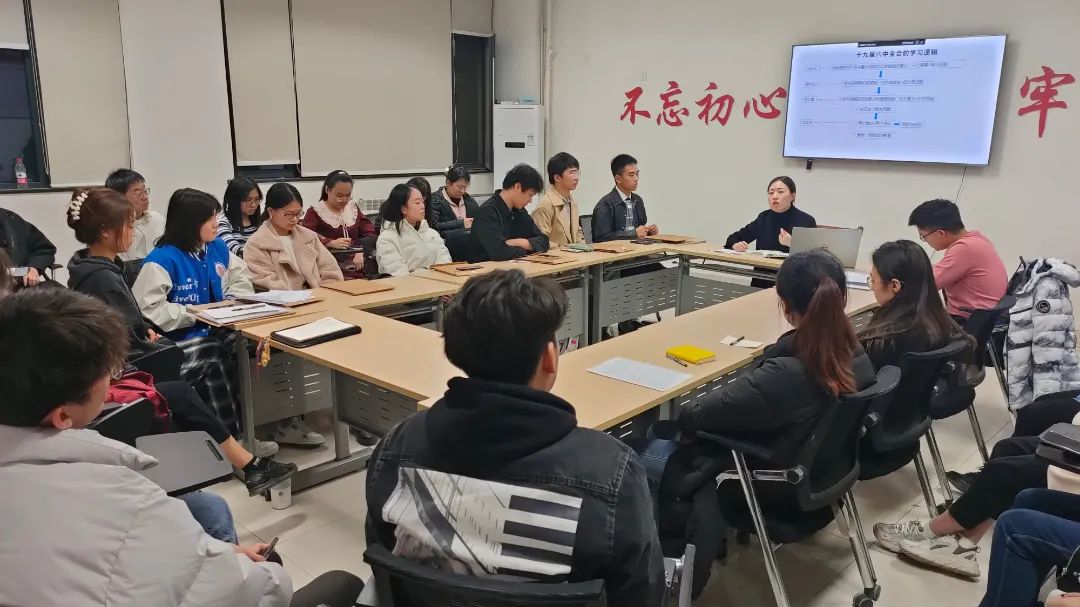 支部书记杨嘉仪同志领学(2).jpg 图片